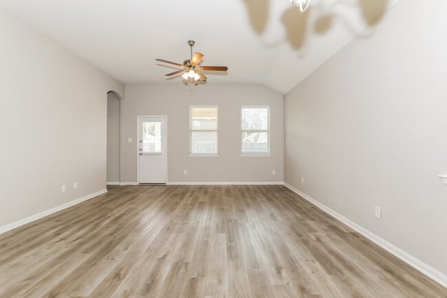 Photo - 15153 Meadow Glen S