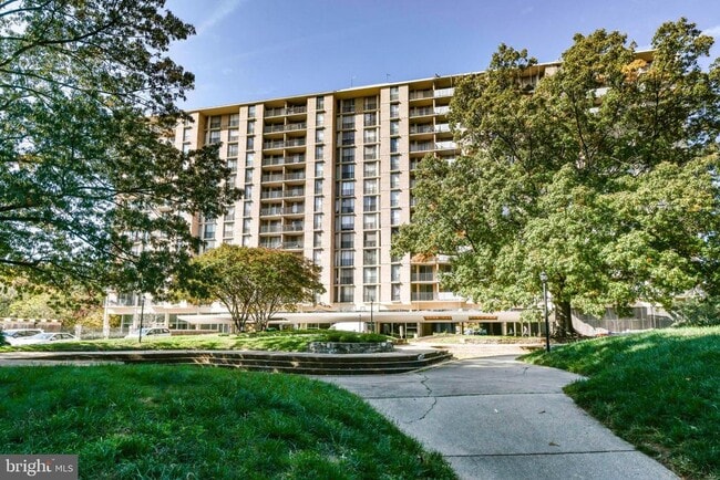 Building Photo - 4600 S Four Mile Run Dr Unit 414