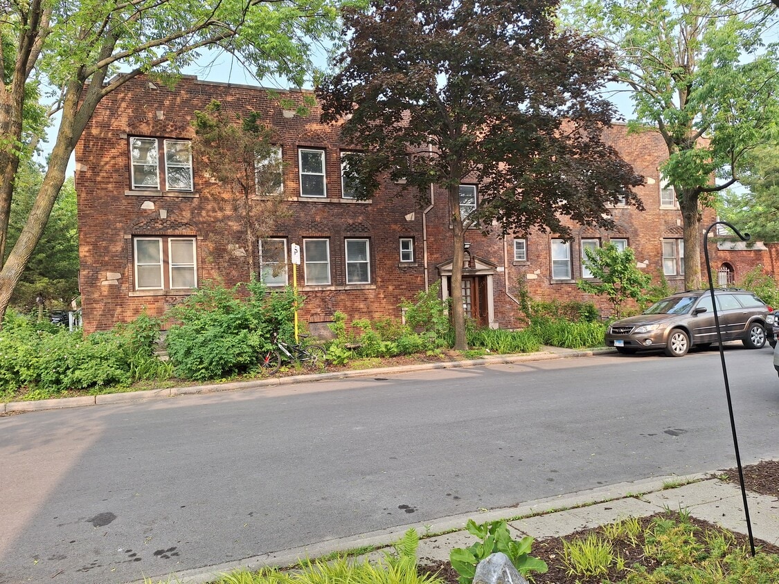 4 flat. 1st floor bottom right apartment - 4215 N Campbell Ave (Chicago, IL)