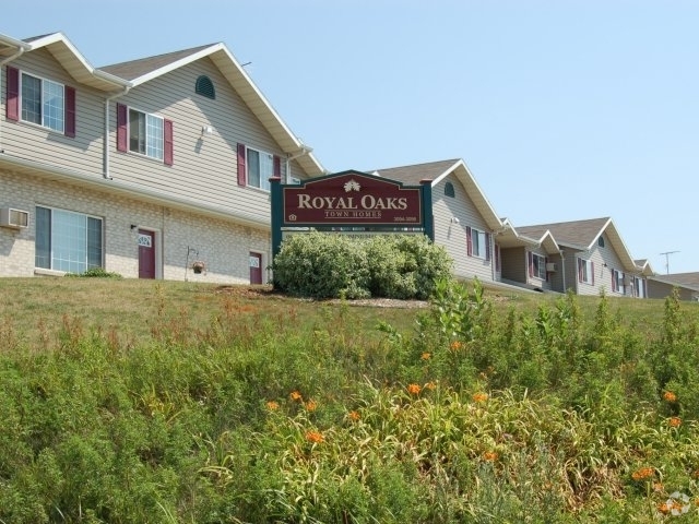 Building Photo - Royal Oaks Townhomes