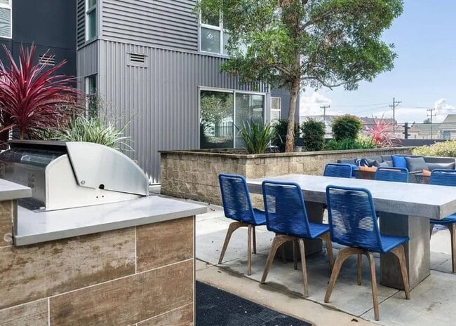 901 Jefferson St Unit 210