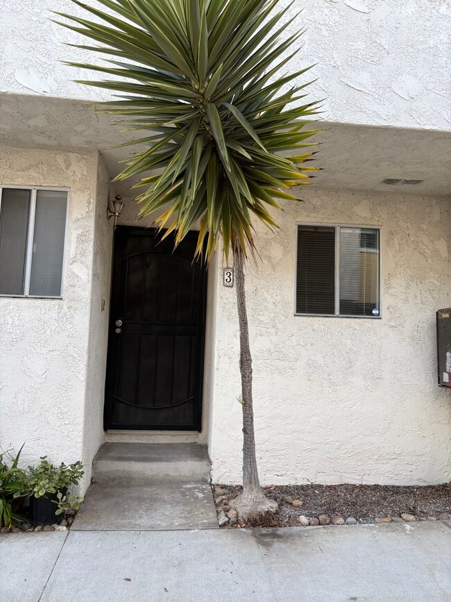 Building Photo - 2704 Ruhland Ave Unit 3