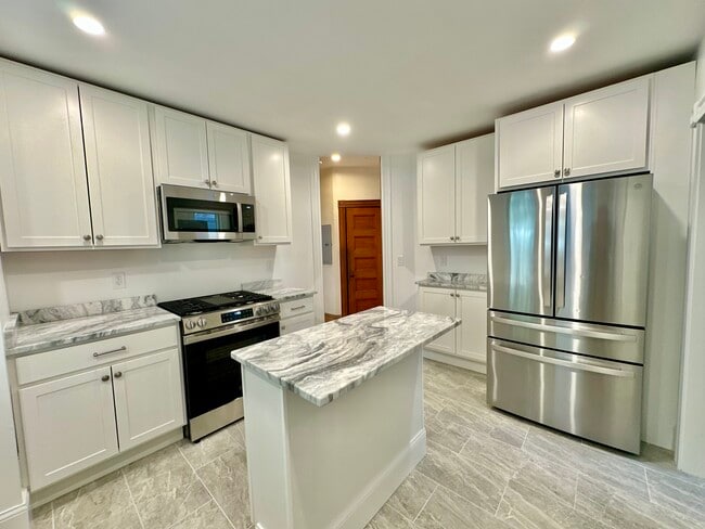 Building Photo - 28 Boylston St Unit 2