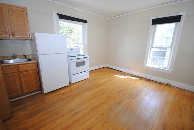 Sala de estar del apartamento tipo estudio - 324 E Jefferson St