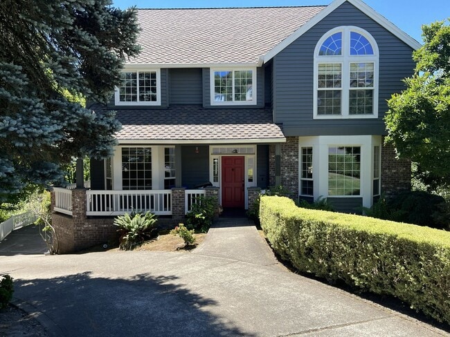 Building Photo - Beautifully Renovated 5 Bed + Bonus Room Home in Forest Heights with a Wrap-Around Porch, Designe...