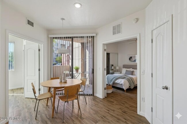 Photo - 1701 E Colter St Unidad 182