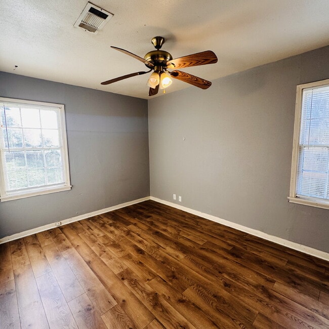 Building Photo - 2 Bedroom | 1 Bathroom Single Family Home located in the North end of Beaumont, TX is waiting for...