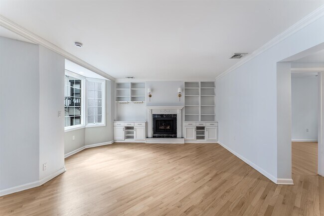 Building Photo - 1108 Hudson St Unit 4B