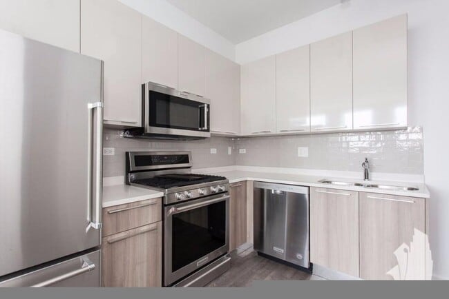 Building Photo - 931 W Dakin St Unit 301
