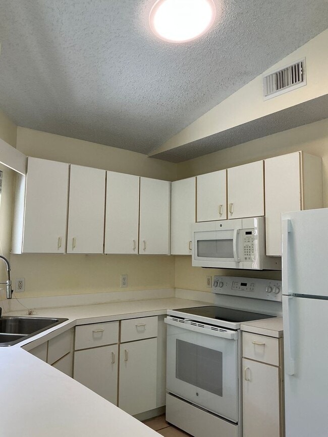 Photo - Surrey Woods Rental  2/2