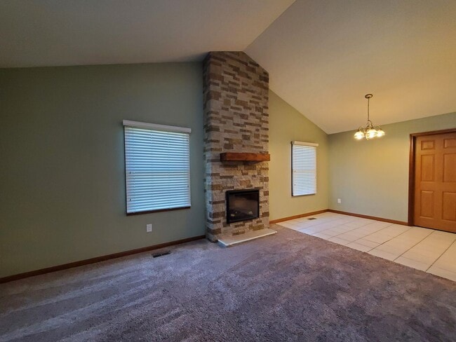 Building Photo - 3-bedroom 2 Full Bath Single-Family Home L...