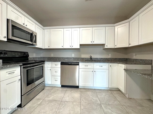 Building Photo - 713 Main St