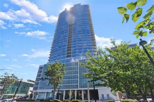 Building Photo - 1 Broad St Unit 8E