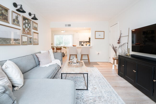 Photo - 100 Biscayne Dr NW