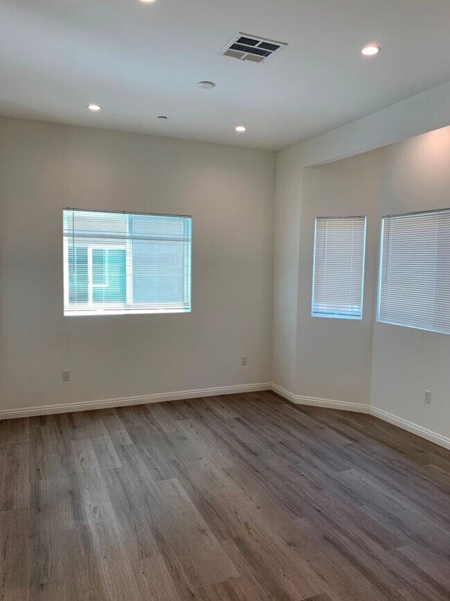 Photo - MOVE-IN READY, upgraded 3+3.5 w/attached g...