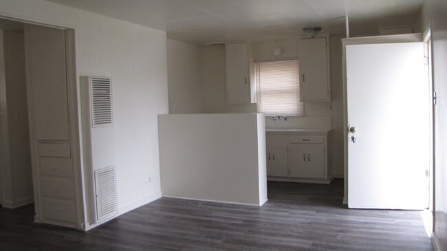 Building Photo - 105 Brighton Way Unit 105 1/2 Brighton Way