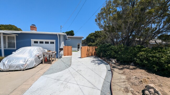 driveway and gated entrance - 1555 Mira Mar Ave House