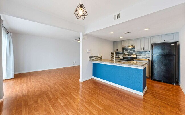 Clean & Bright Gated 1BR Near Downtown Austin