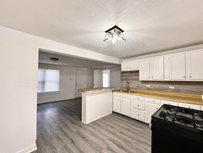 Photo - 35 Monroe Ave NE