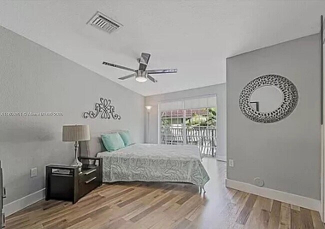 Photo - 725 SE 14th Ct