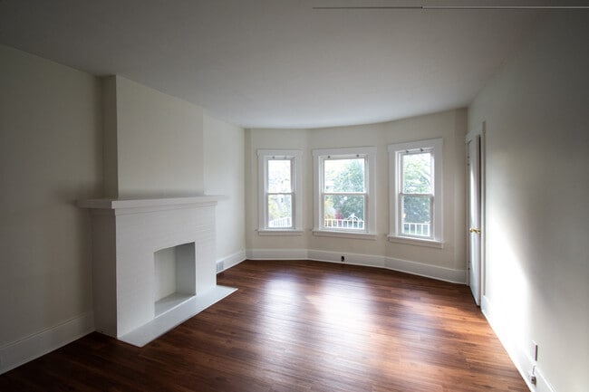 Living Room - 25 Sterling Ave Unit Upper