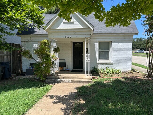 Building Photo - 1600 Belle Pl Unit 1600 Belle Pl. Rental