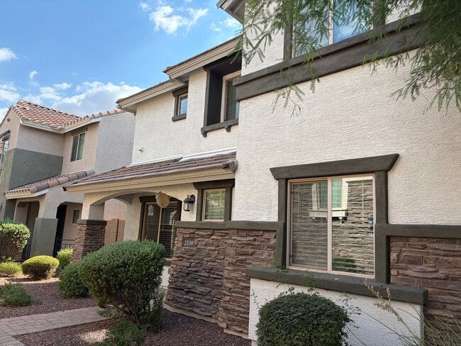 Building Photo - 2539 E Vermont Dr