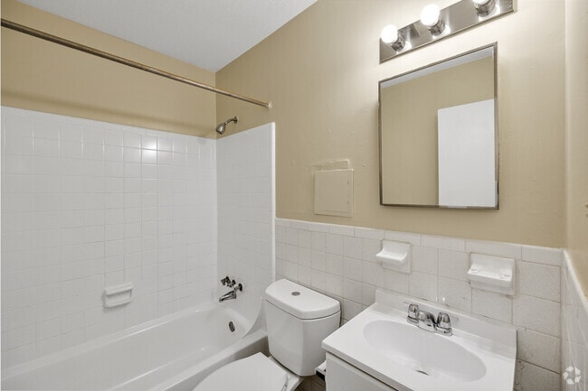 1BR, 1BA - 750SF - Emerald - Bathroom