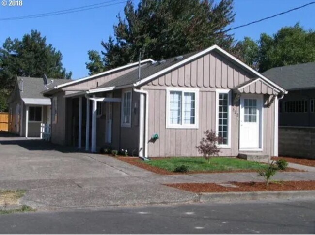 Photo - 822 NE Ford St