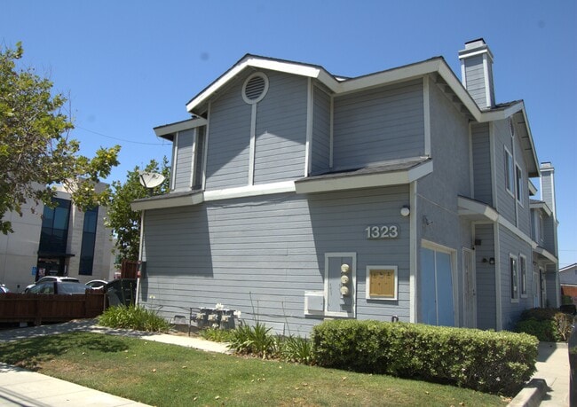Building Photo - 1323 W Palmyra Ave Unit #B