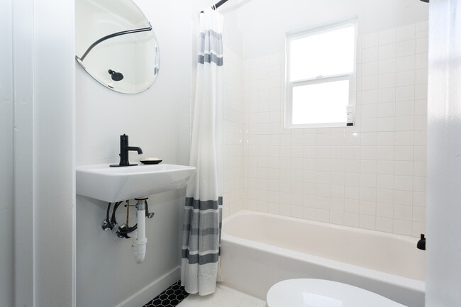 Baño - Blu on Burns