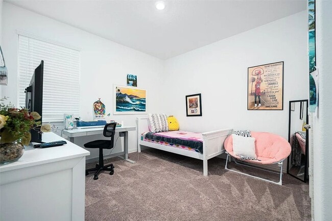 Building Photo - Stylish 4-bedroom home with quartz kitchen, luxury flooring, covered patio, and resort-style amen...