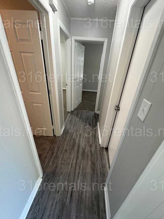 Photo - $899 - 3 bedroom / 1 bathroom - Single Fam...
