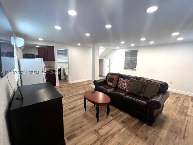 1727 Plunkett St Unit BACK