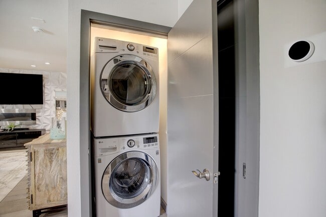 Building Photo - 1410 Hyde Park Blvd Unit 212