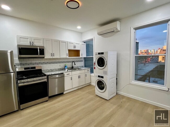 Building Photo - Top Floor 2BR 1BA Lofty Space w/ Laundry In Greenwood/South Slope Unit C