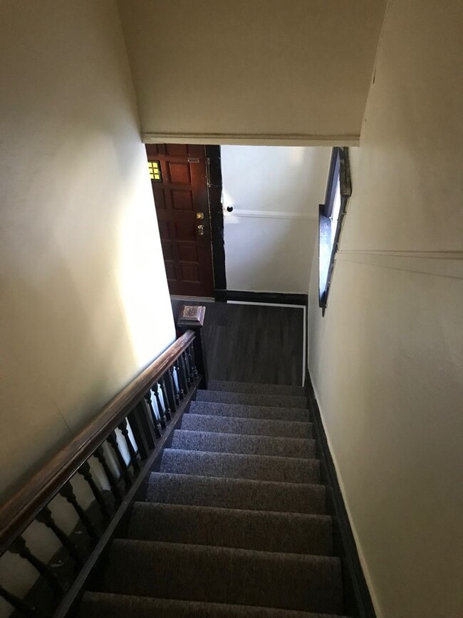 Building Photo - Spacious 5 bedroom house Centrally located to U of M Campus