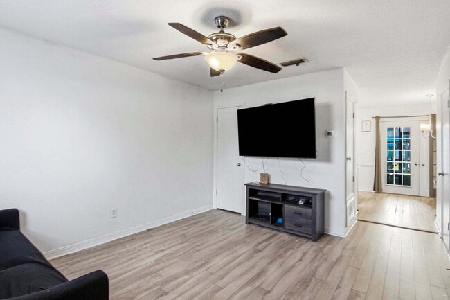 Photo - "Charming 2-Bed Townhouse Retreat in Fort Walton Beach – Perfect Comfort in 967 Sq Ft!" Unit 26