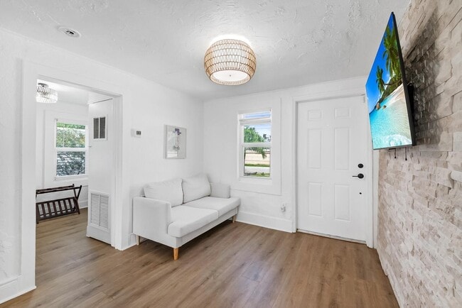 Photo - 308 SW 1st St