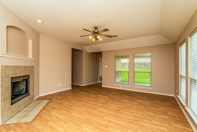 Photo - 317 Creekview Dr