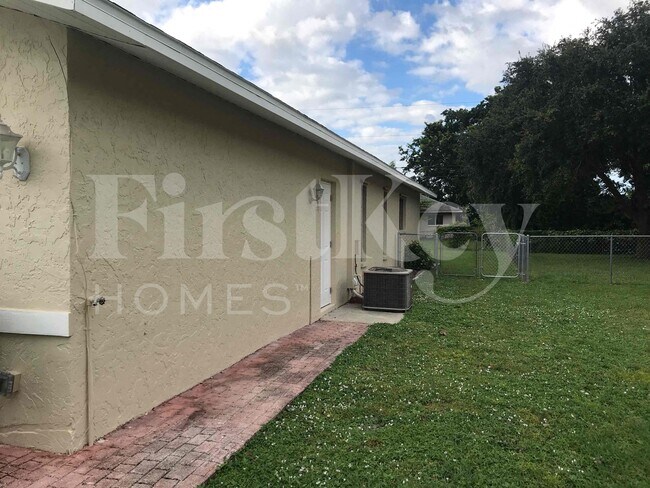 Photo - 241 SW 32nd Terrace