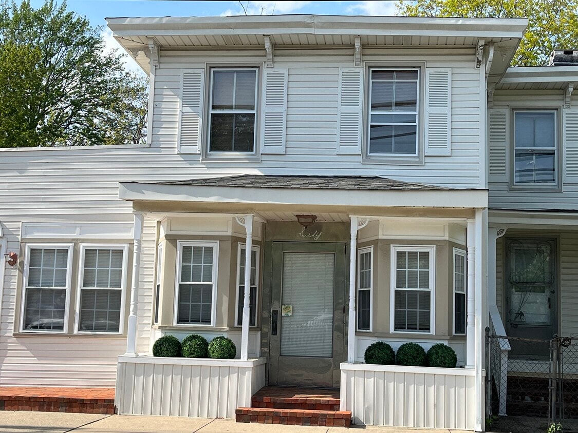 Photo - 60 Grove St (Glenwood Landing, NY)