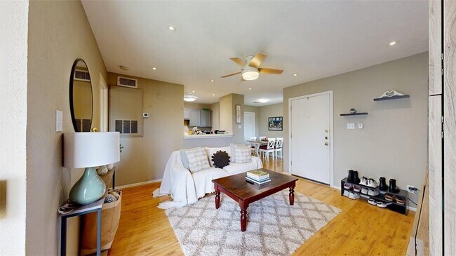 Photo - 1901 Holleman Dr W Unidad 412