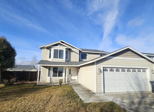 Building Photo - 4 Bedroom Home