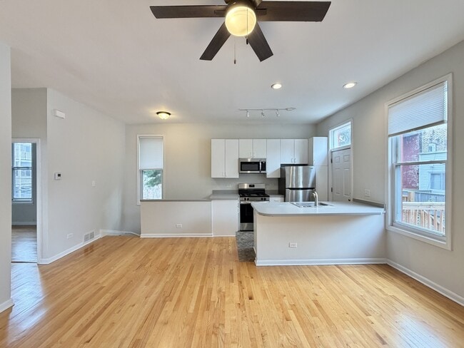 Building Photo - 1129 N Winchester Ave Unit 2C