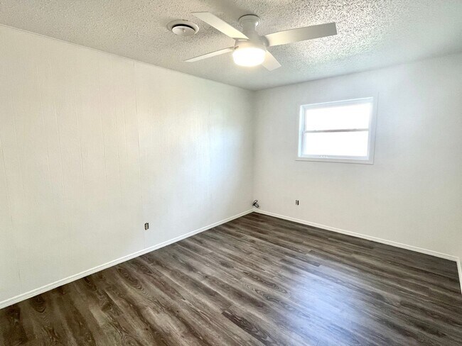 Photo - 2115 W Emma Ave Unit A