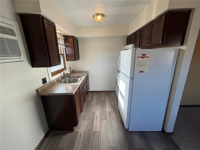 Photo - 706 1st St S