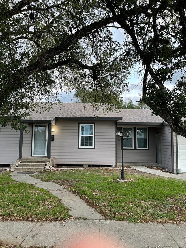 Photo - 229 W George St