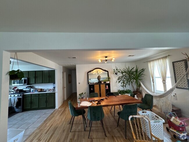 Building Photo - 200 Lt Glenn Zamorski Dr Unit Huge and beautiful house