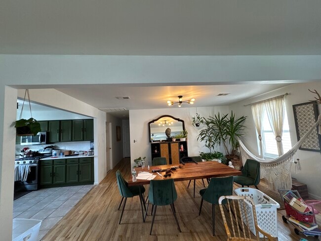 Building Photo - 200 Lt Glenn Zamorski Dr Unit Huge and beautiful house